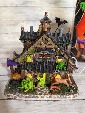 Lemax Spooky Town Creepy Crawlies Pet Sitting works - needs adapter